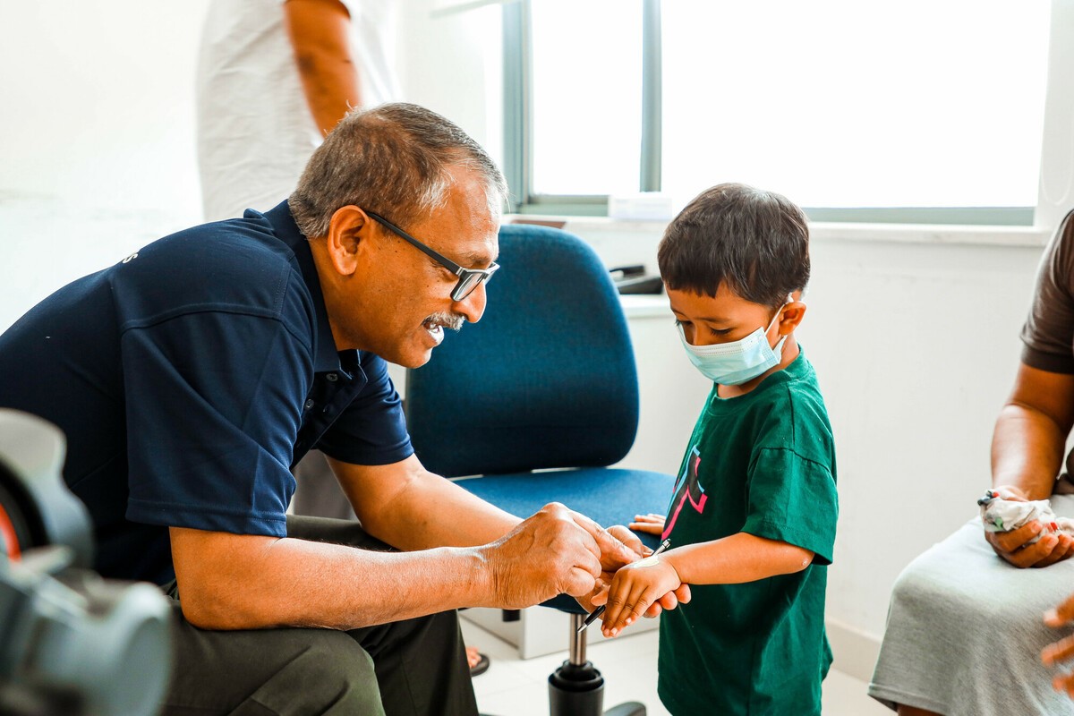 Dr Kukksdy treating child